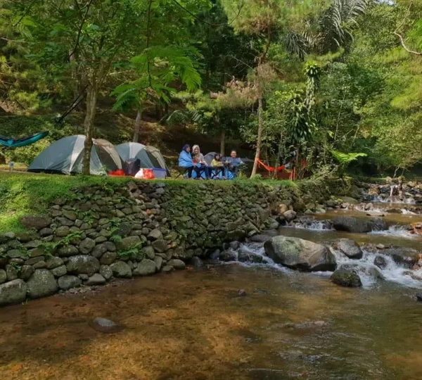 Berkemah/camping dipinggir sungai