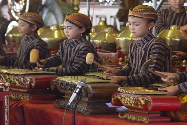 Anak-anak belajar Gamelan